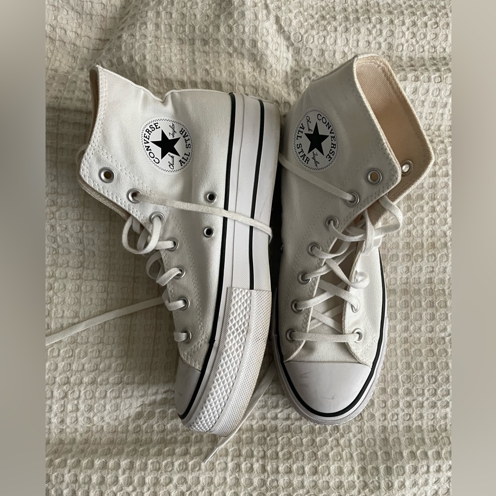 Lightly worn size 8 all star lift hi sneaker